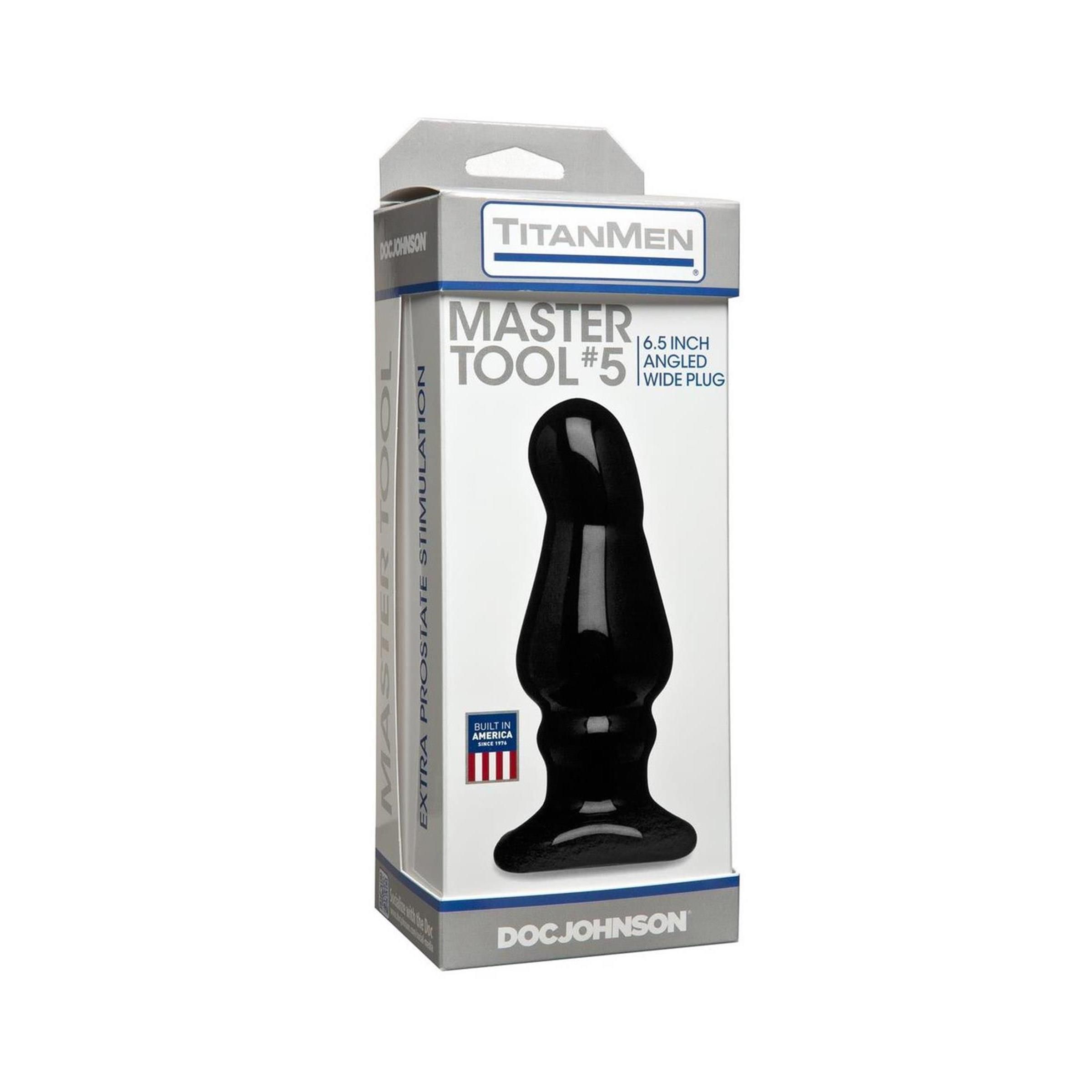 Schwarzer, anatomisch geformter Analplug in Verpackung. Aufschrift: Master Tool #5, 16.5 inch Angled Wide Plug. Marke: TitanMen, Doc Johnson.