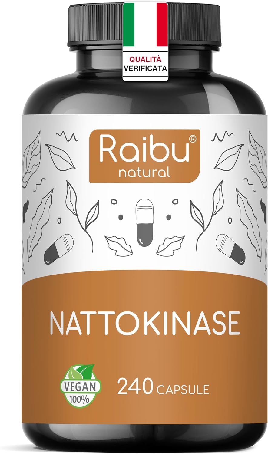 Flacone marrone di capsule. Scritta: Nattokinase, 240 capsule, Vegan. Marchio: Raibu natural.