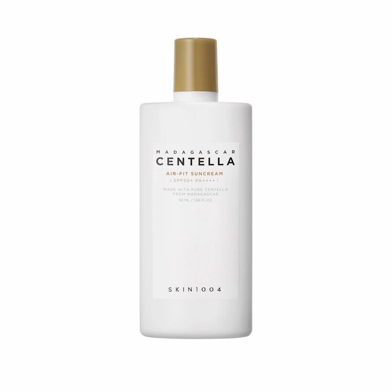Flacone bianco con tappo marrone. Scritta: MADAGASCAR CENTELLA AIR-FIT SUNCREAM. Marchio SKIN1004.
