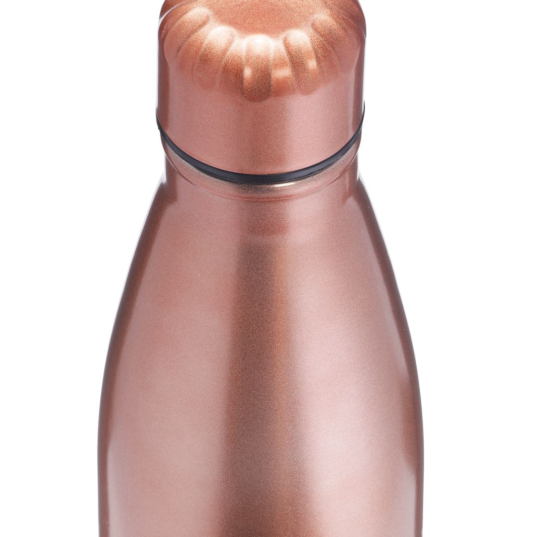 Nahaufnahme des Deckels und des Flaschenhalses einer roséfarbenen Edelstahl-Trinkflasche. Schwarzer Dichtungsring.
