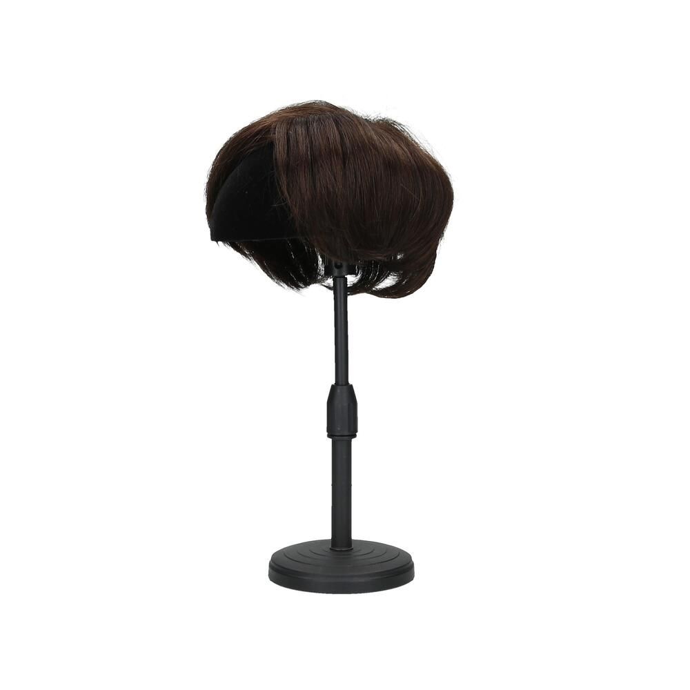 Braunes Haarteil auf schwarzem Ständer. Kurze, gewellte Haare. Der Ständer ist höhenverstellbar und hat einen runden Fuß.