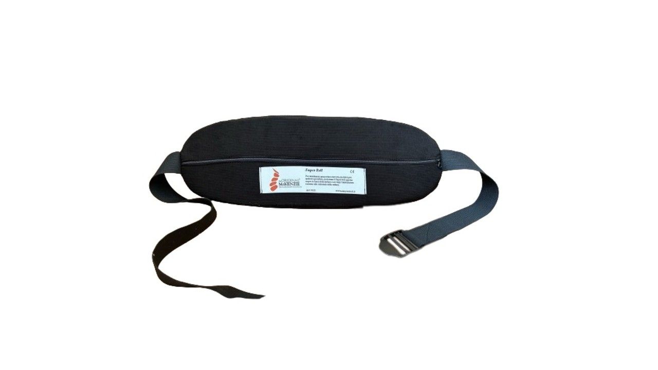 Cuscino lombare nero cilindrico con cinghie ed etichetta. L'etichetta mostra testo e un logo.