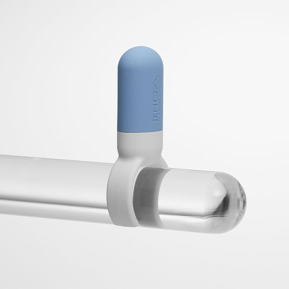 Blau-weißes Produkt, zylindrisch mit abgerundeter Spitze. Der Name TENGA ist sichtbar.