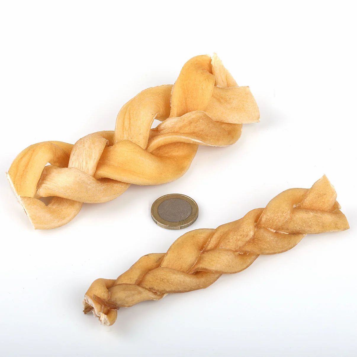 Zwei Büffelhautzöpfe, einer mit Münze. Geflochtene Form, hellbraun. Auf weißem Hintergrund.