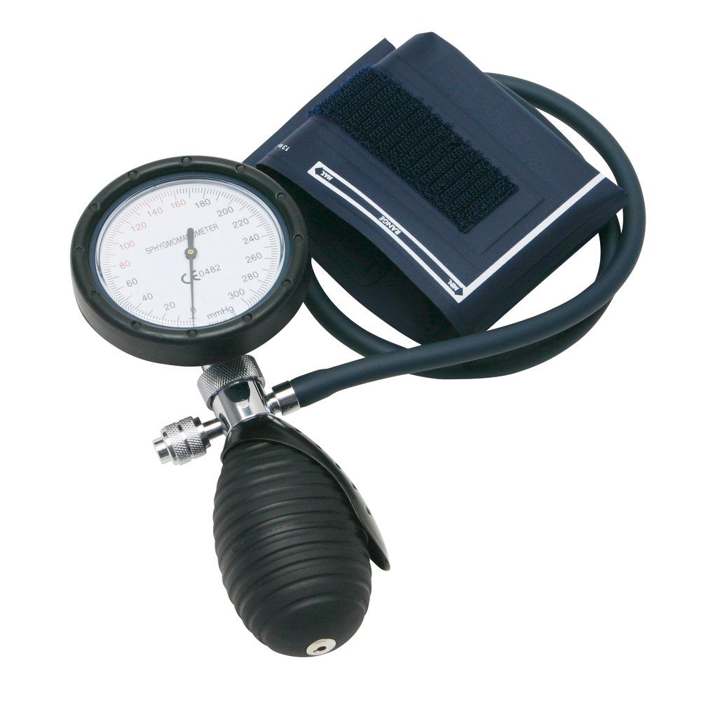 Blutdruckmessgerät mit Manschette, Manometer und Gummiball. Schwarze Manschette, schwarzer Schlauch, silbernes Ventil und schwarzer Ball.