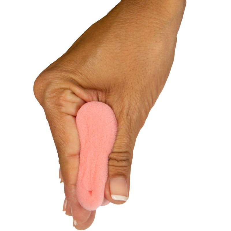 Hand hält einen länglichen, rosa Schwamm.