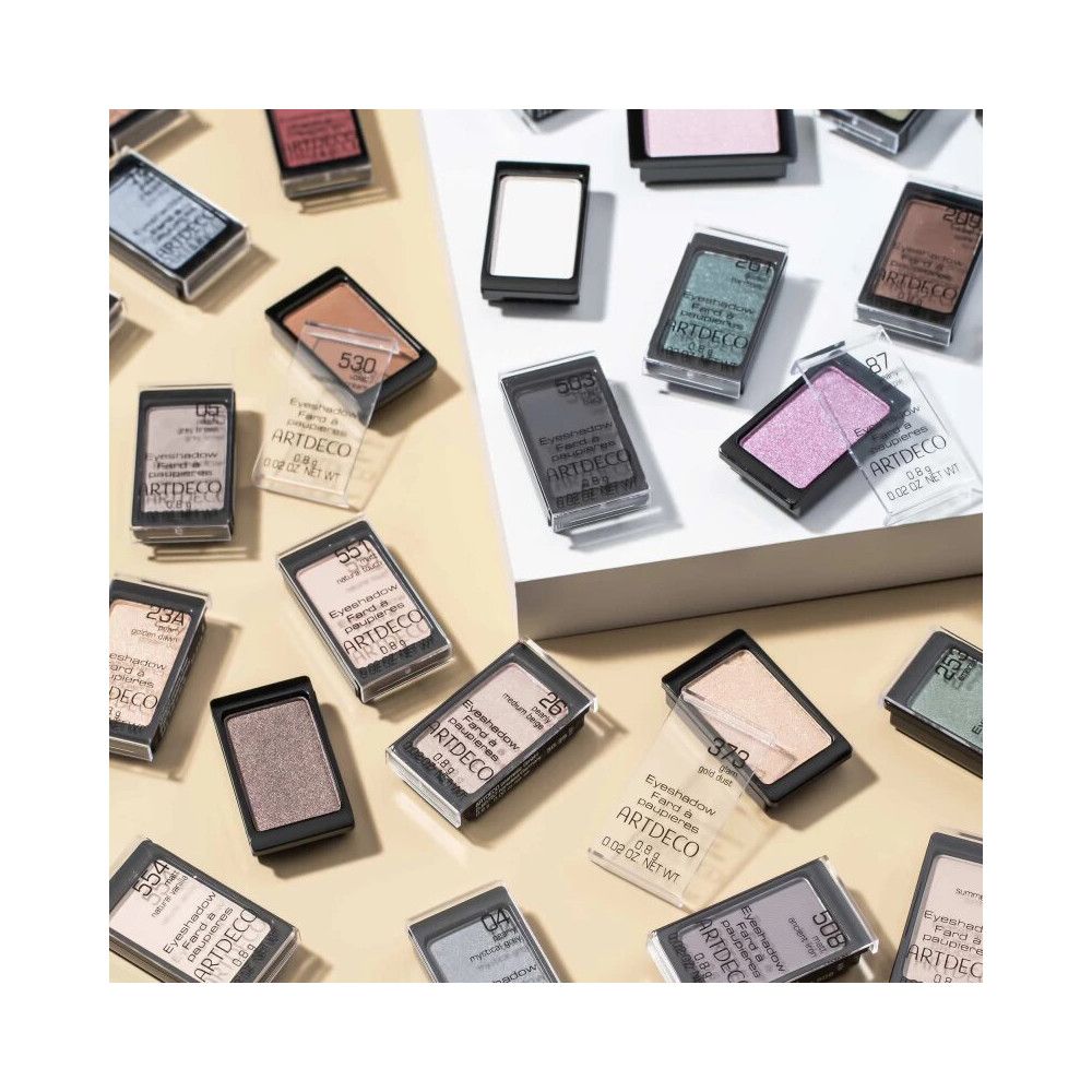 Artdeco Lidschatten in verschiedenen Farben und Verpackungen. Mehrere Produkte liegen auf einer Oberfläche. Produktnamen und Nummern sichtbar.