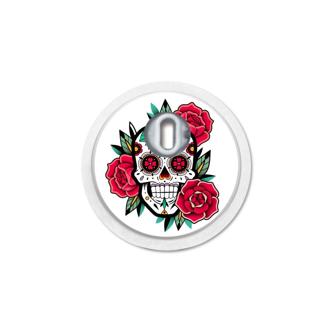 Runder Aufkleber mit Totenkopf-Design und roten Rosen. Öffnung für Sensor. Weißer Rand.