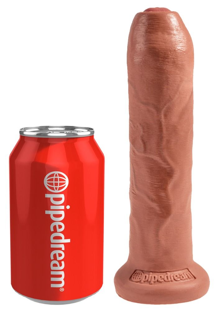 Brauner Dildo neben roter Getränkedose. Dildo mit abgerundeter Basis. Dose mit Logo.