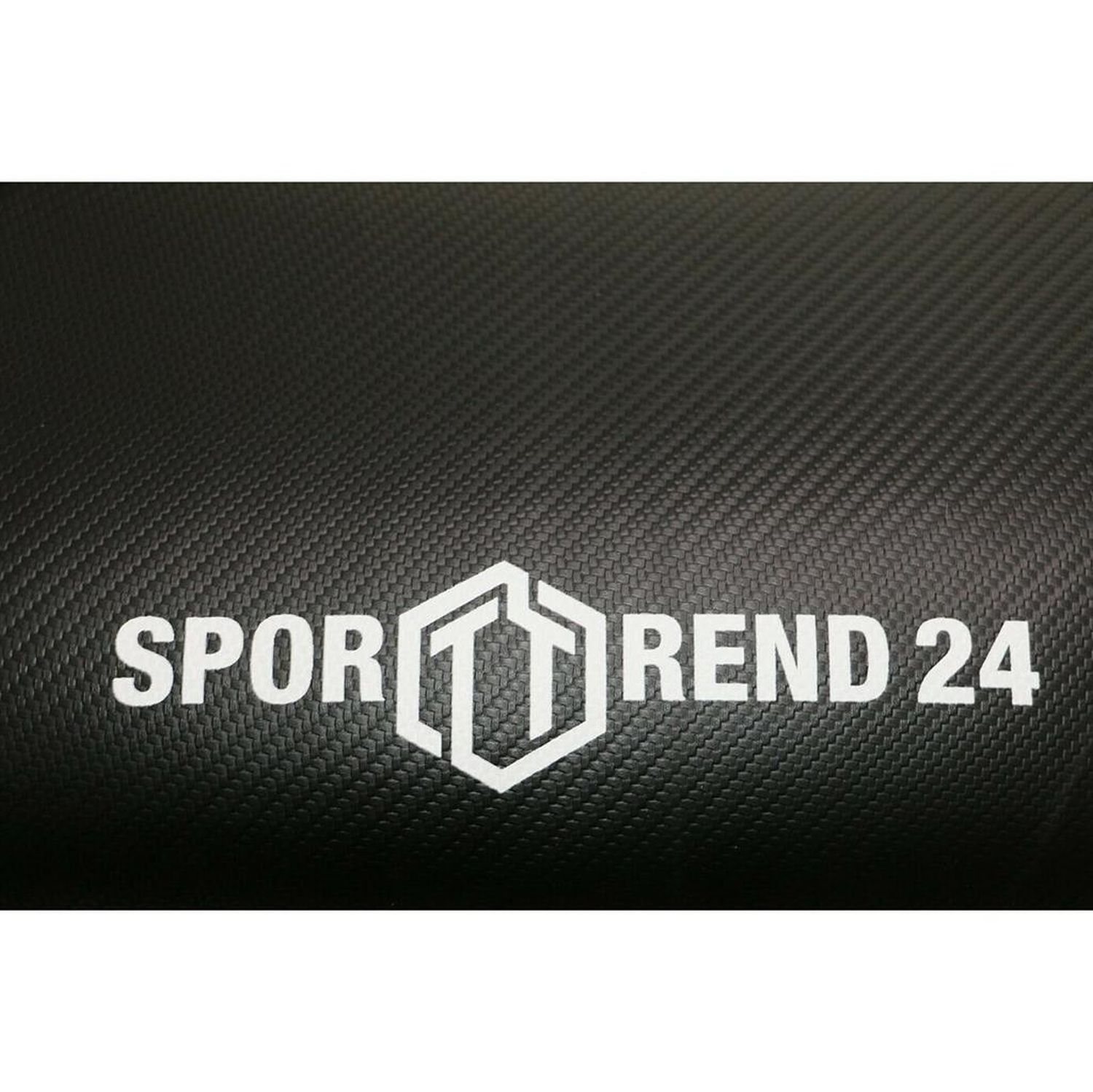 Nahaufnahme der schwarzen Sporttrend24 Sit-Up-Matte. Weißes Logo. Karbonfaser-Optik.