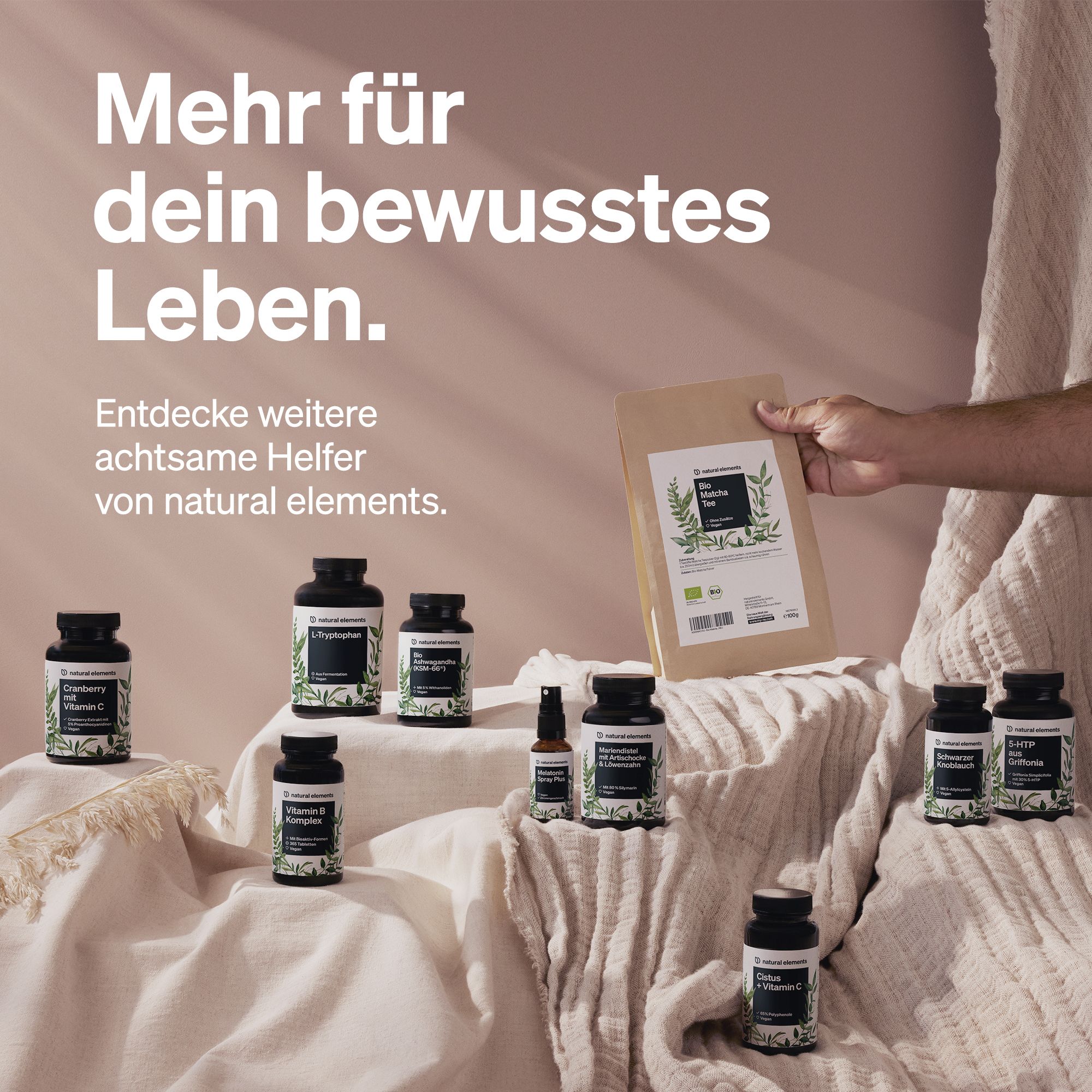 Mehrere Flaschen und eine Tüte mit Produkt. Aufschrift "natural elements".