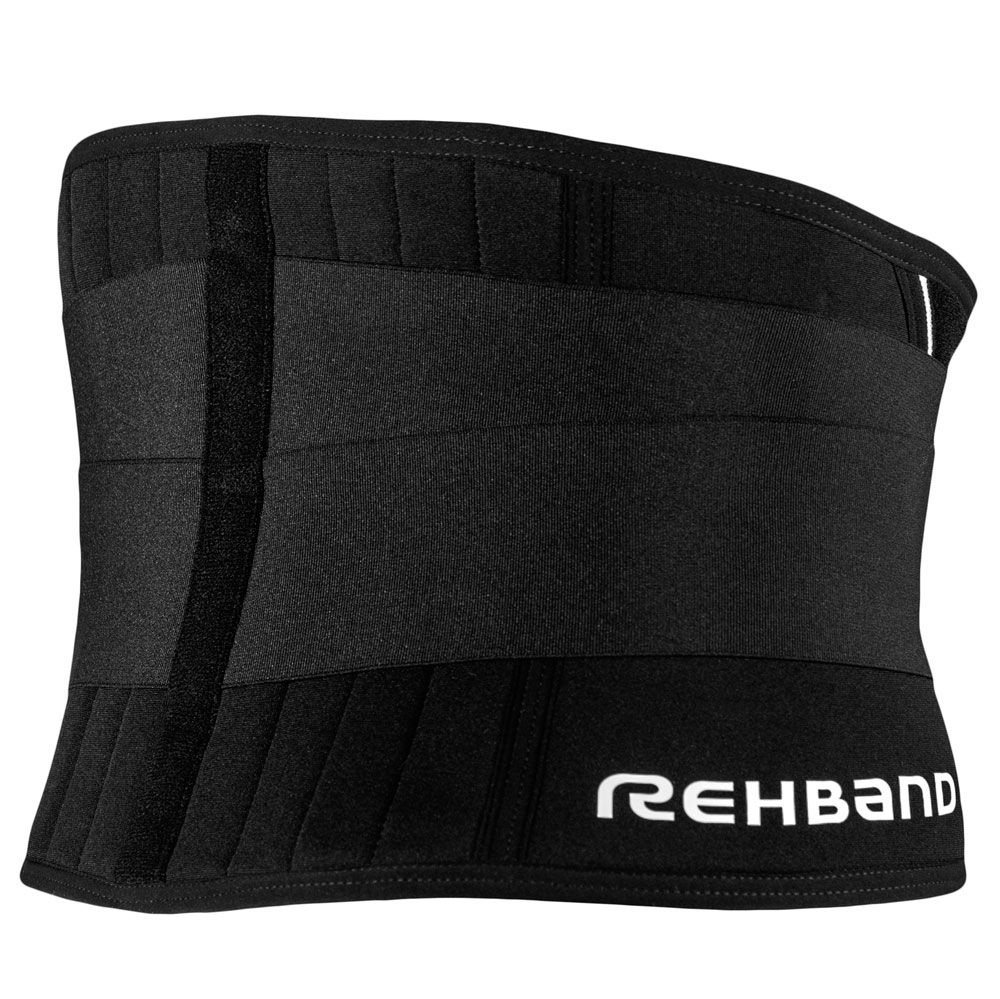 Schwarze Rückenbandage mit REHBAND-Schriftzug. Vertikale Verstärkungen und horizontale Bänder. Klettverschluss-Bereich.