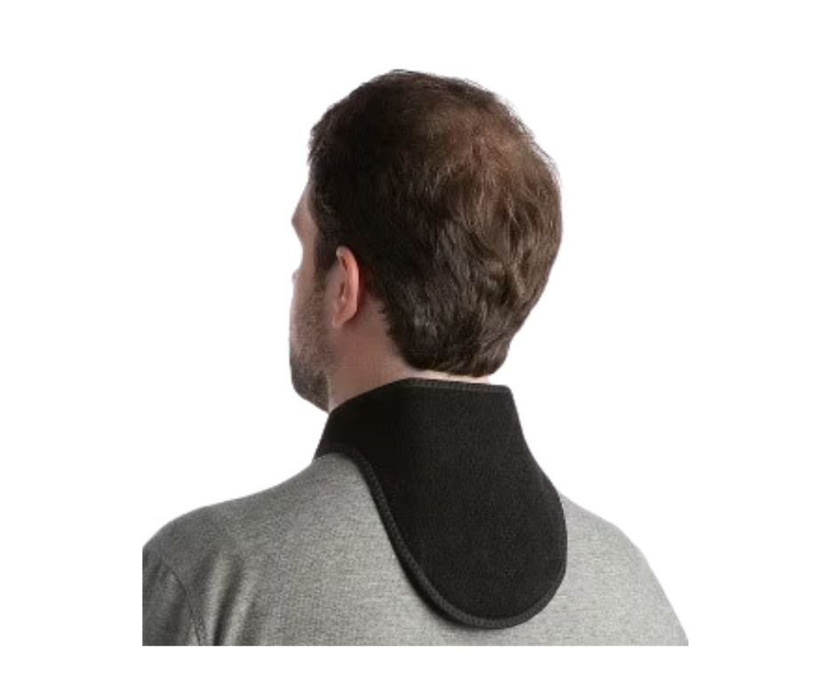 Schwarze Nackenbandage am Hals einer Person. Das Produkt hat eine ovale Form und bedeckt den Nacken und die obere Wirbelsäule.