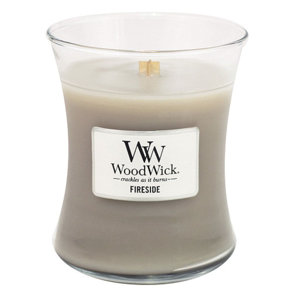 Graue Kerze in Sanduhrform ohne Deckel. Aufkleber mit WoodWick-Logo und Text: Fireside.