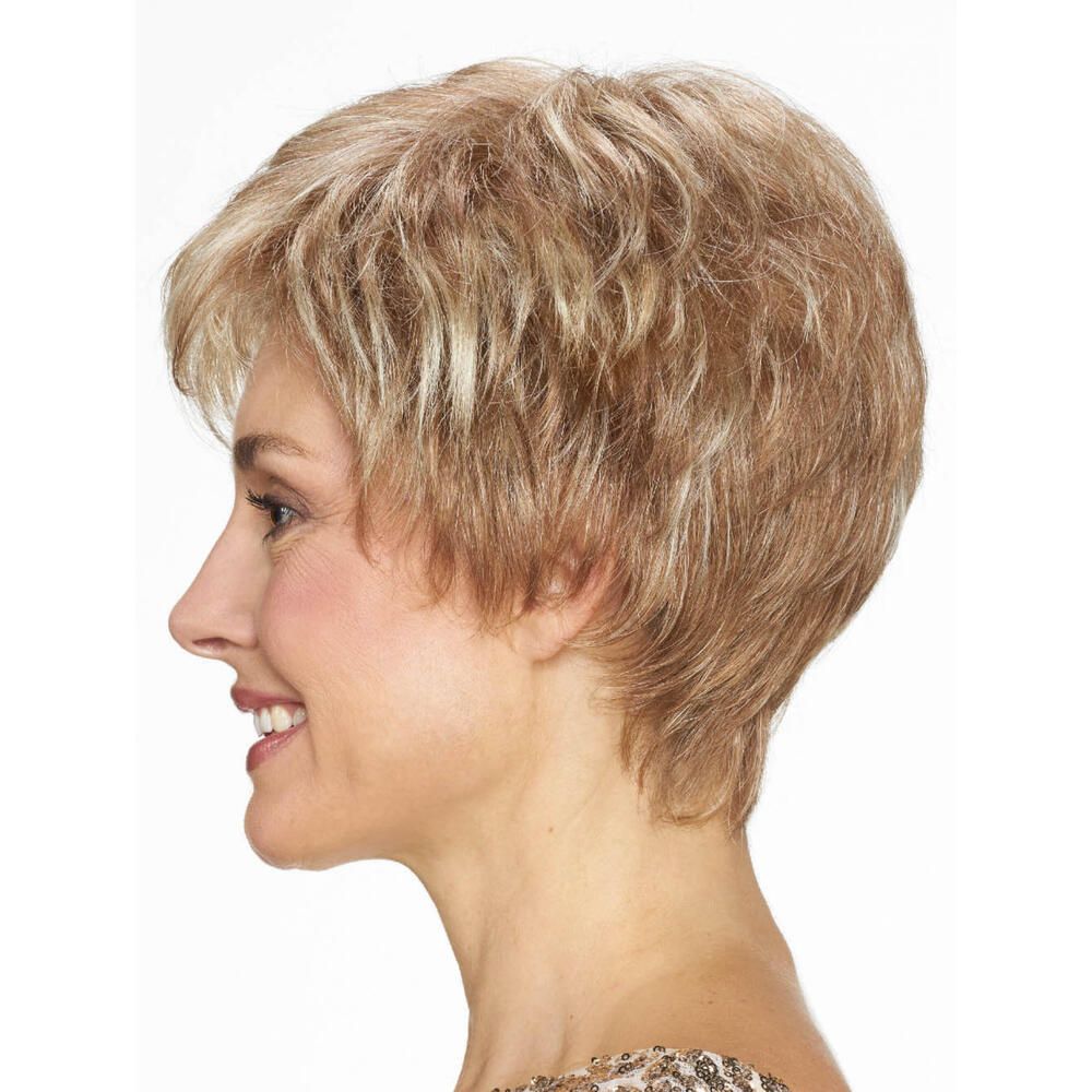 Blond gefärbte Kurzhaarperücke. Frau mit Perücke, Seitenansicht, lächelnd.