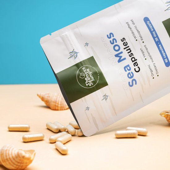 Beutel mit Sea Moss Kapseln, daneben Kapseln und Muscheln. Aufschrift: Sea Moss Capsules, 60 Kapseln, 30-Tage-Vorrat, 550 mg.