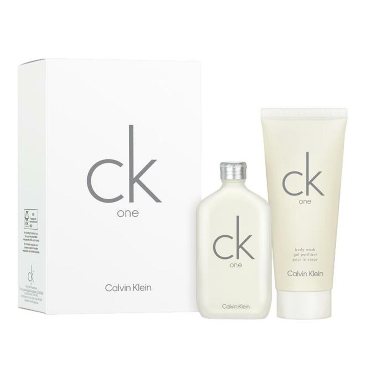 Geschenkset CK One. Enthält Flakon, Duschgel und Verpackung. Weiß mit Logo und Schriftzug. Calvin Klein.