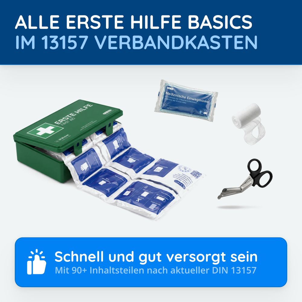 Offener Erste-Hilfe-Kasten mit Verbandsmaterialien, Schere und Rolle. Inhalt nach DIN 13157.