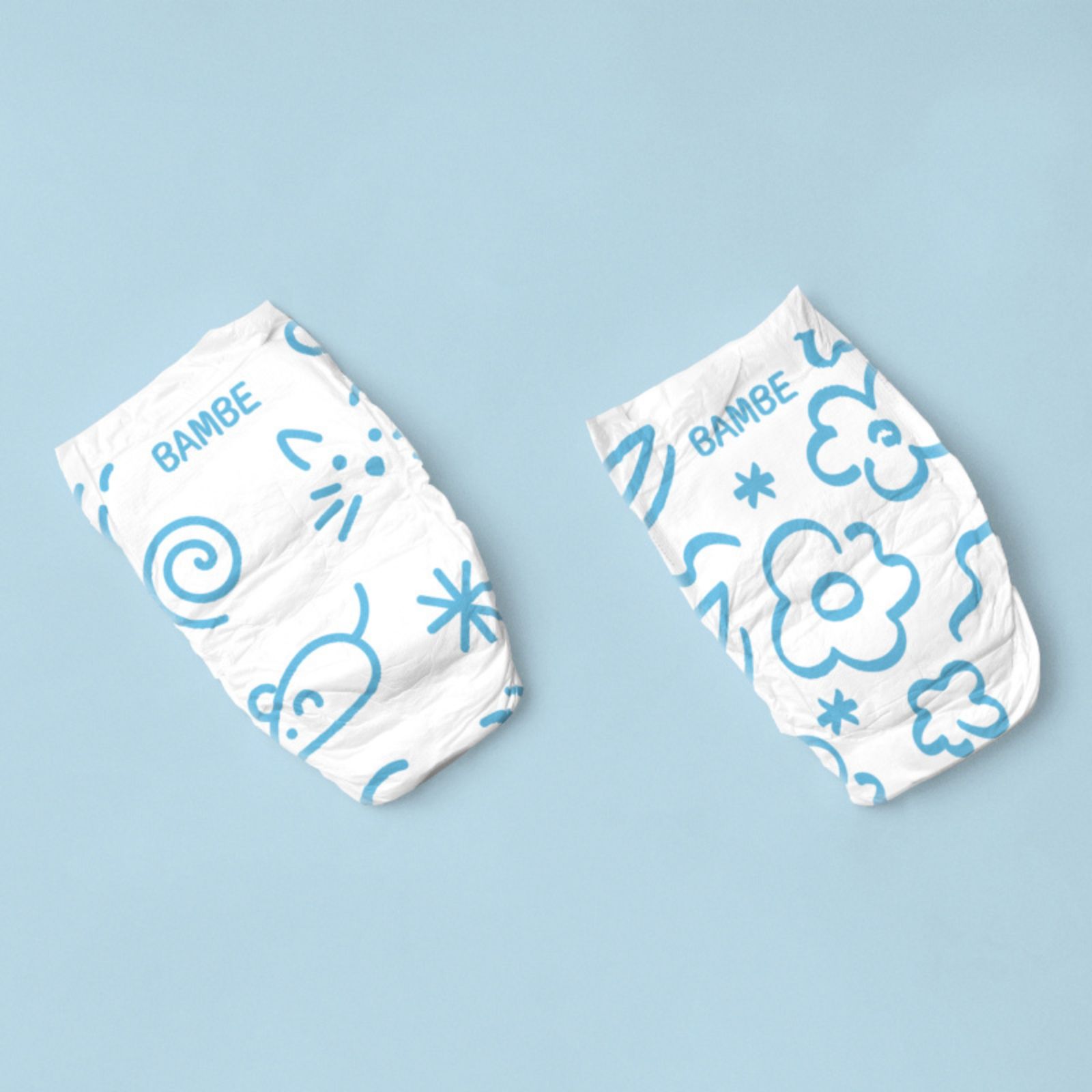 Zwei Windeln mit blauem Muster und dem Schriftzug BAMBE. Eine Windel mit Maus-Motiv, die andere mit Blumen.