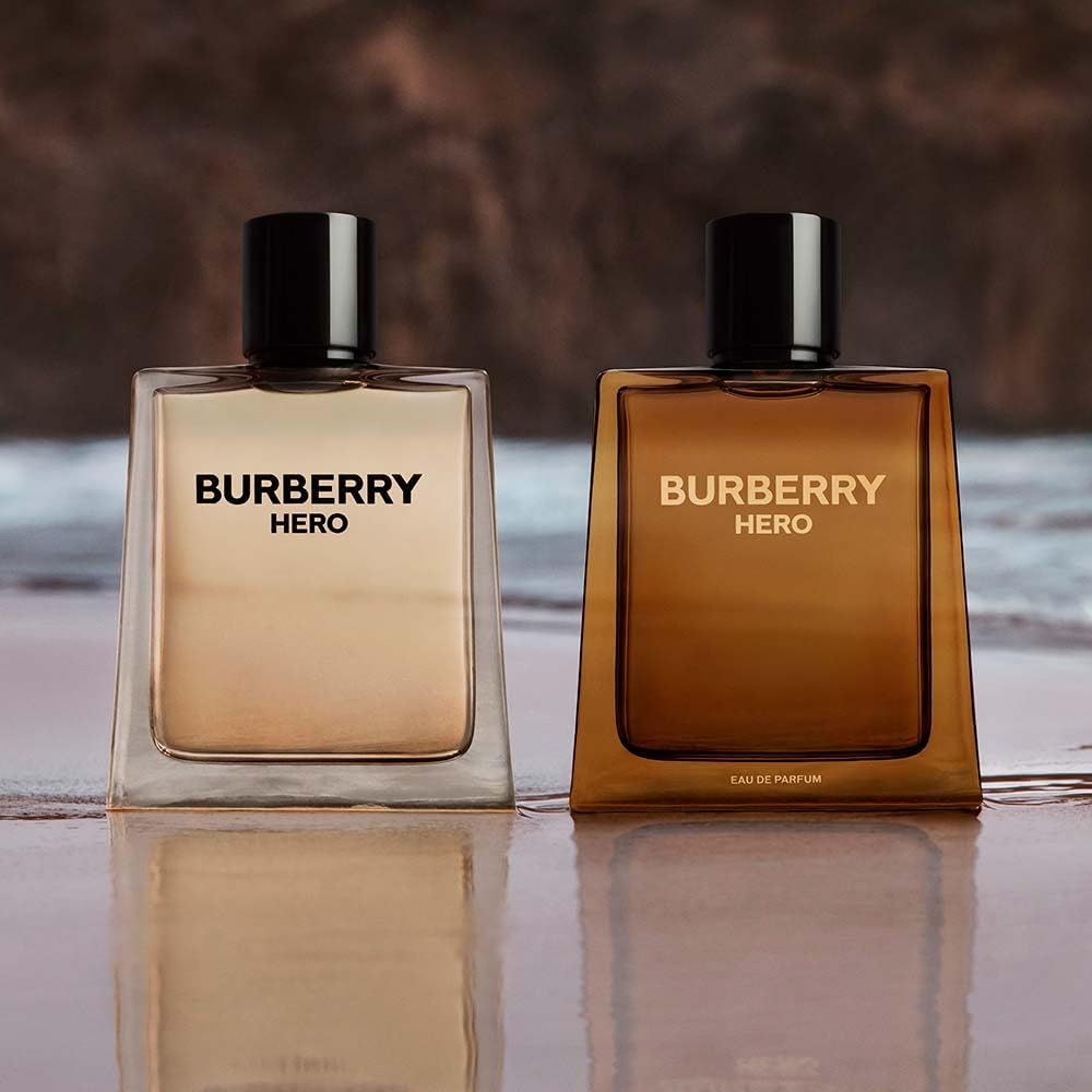 Zwei Burberry Hero E.d.P. Nat. Spray Flaschen. Hell und dunkelbraun. Schwarze Verschlüsse.