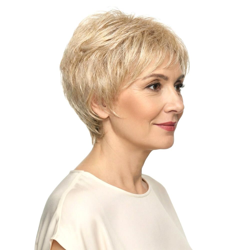 Frau mit blondem, kurzem Haar. Sie trägt ein cremefarbenes Oberteil. Dreiviertelansicht.