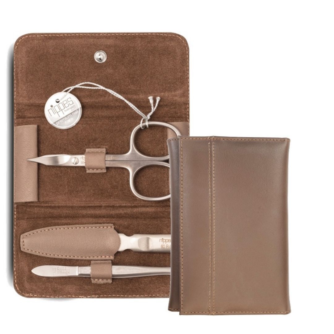 Maniküre-Etui DOVE, braunes Leder, mit Schere, Nagelfeile und Pinzette. Marke nippes Solingen.