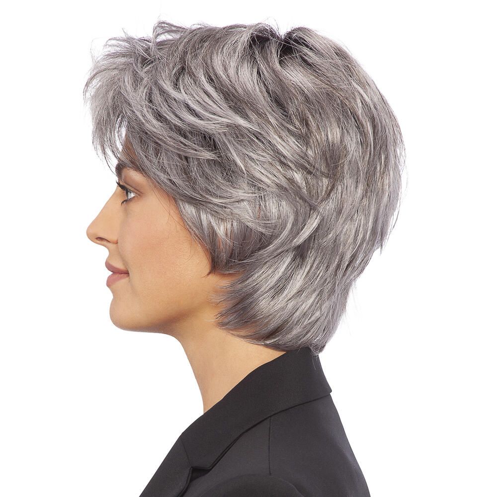 Kurzhaarperücke, graue Farbe, Seitenansicht. Frau trägt schwarze Jacke. Haarschnitt mit Pony.