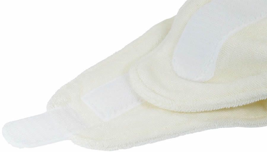 Nahaufnahme einer weißen Stoffwindel mit Klettverschlüssen. Der Stoff ist weich und flauschig. Der Hintergrund ist weiß.