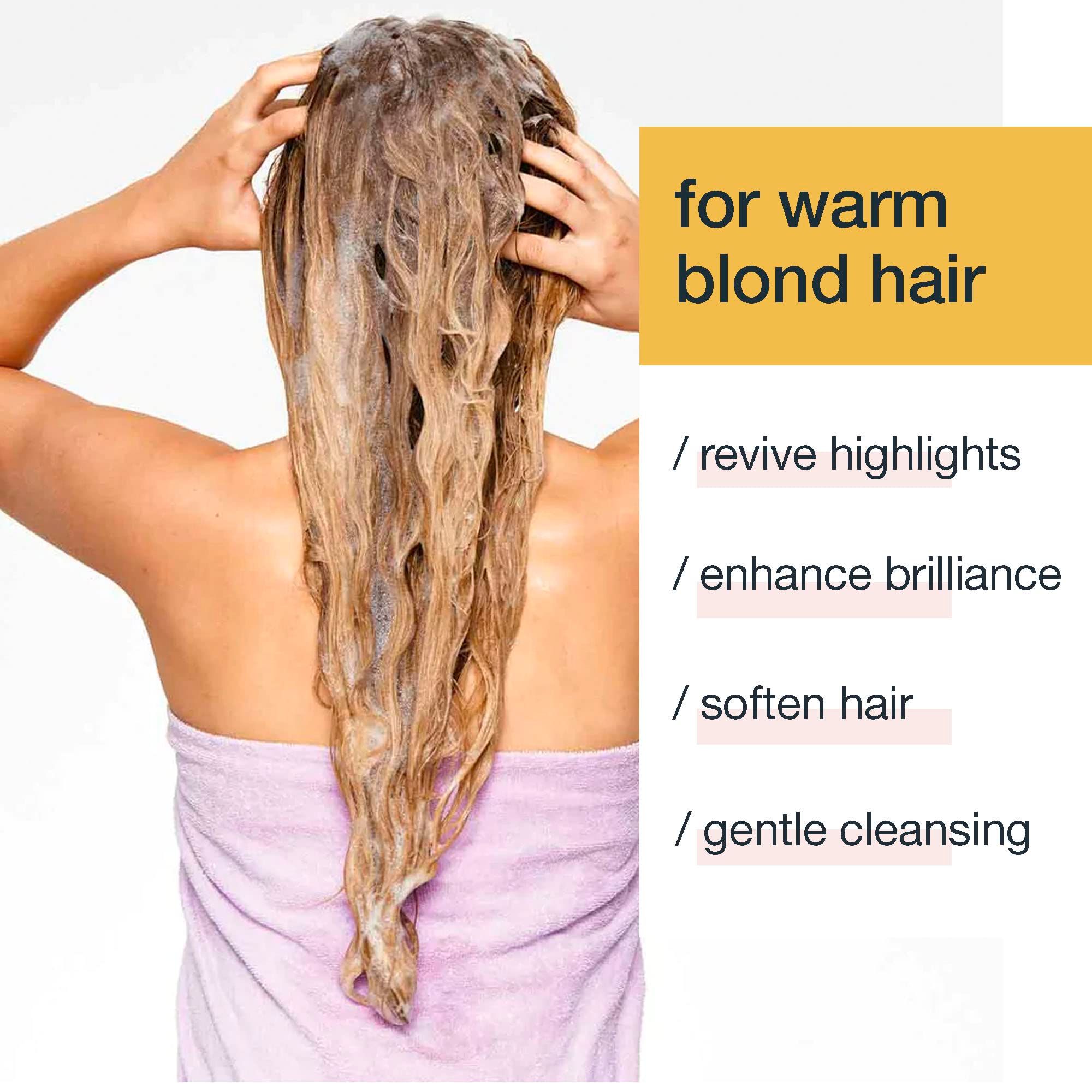 Person mit blondem Haar, das mit Shampoo gewaschen wird. Text: for warm blond hair, revive highlights, enhance brilliance.