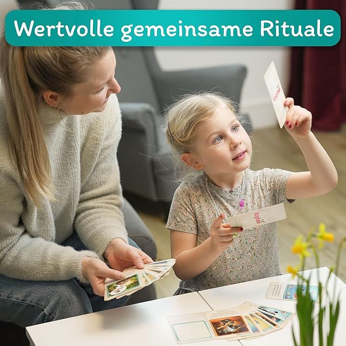 Mutter und Kind betrachten gemeinsam Kogitoo-Karten. Karten auf dem Tisch. Wertvolle gemeinsame Rituale.