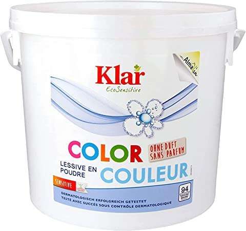 Weißer Eimer mit Klar Color Waschmittel. Aufschrift: Color, ohne Duft, sensitive. Dermatologisch getestet.