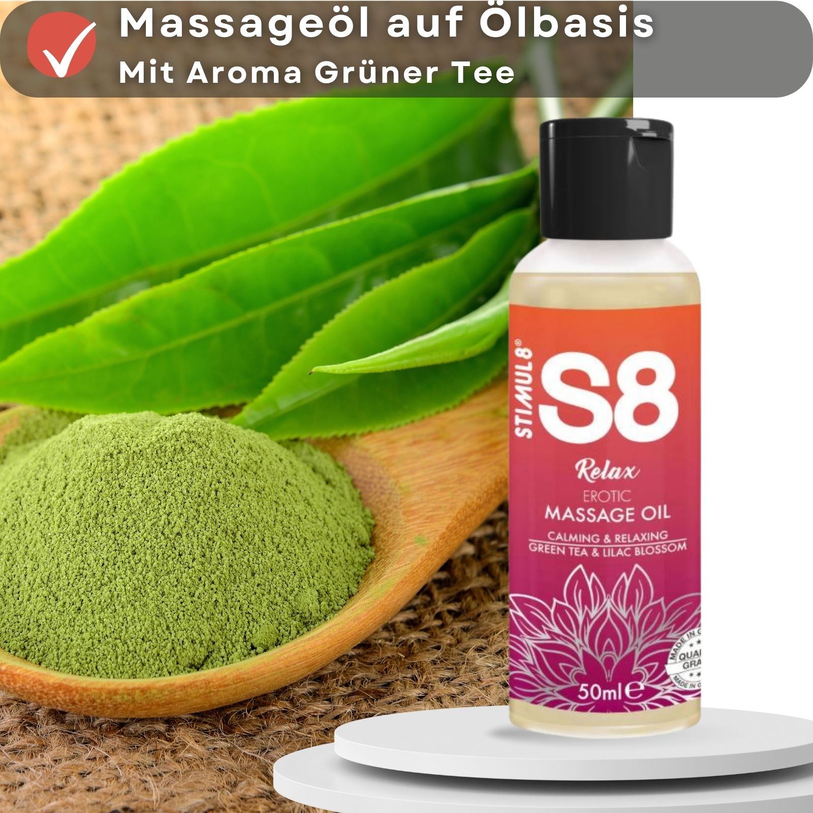 S8 Relax Massageöl. Flasche, 50ml. Grüner Tee und Pulver auf Holzschale. Text: Massageöl auf Ölbasis.