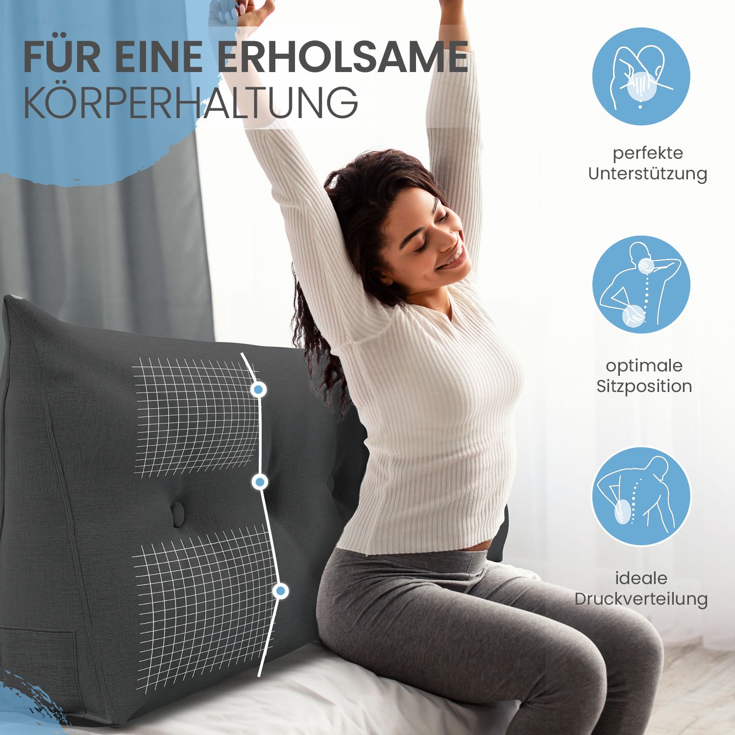 Graues Keilkissen mit Knöpfen. Frau sitzt auf dem Bett und dehnt sich. Text: Für eine erholsame Körperhaltung, perfekte Unterstützung, optimale Sitzposition, ideale Druckverteilung.