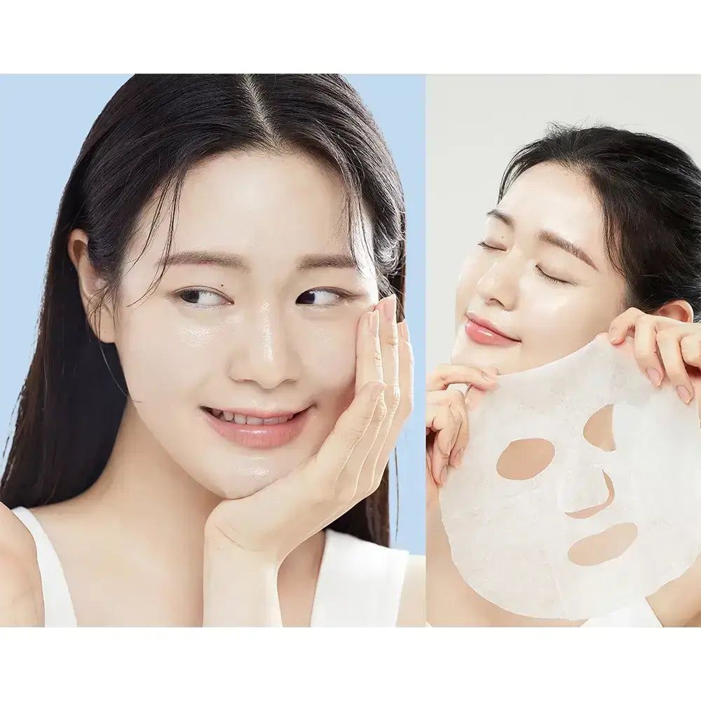 Zwei Frauen. Eine berührt ihr Gesicht, die andere hält eine Gesichtsmaske. Beide haben glänzende Haut.