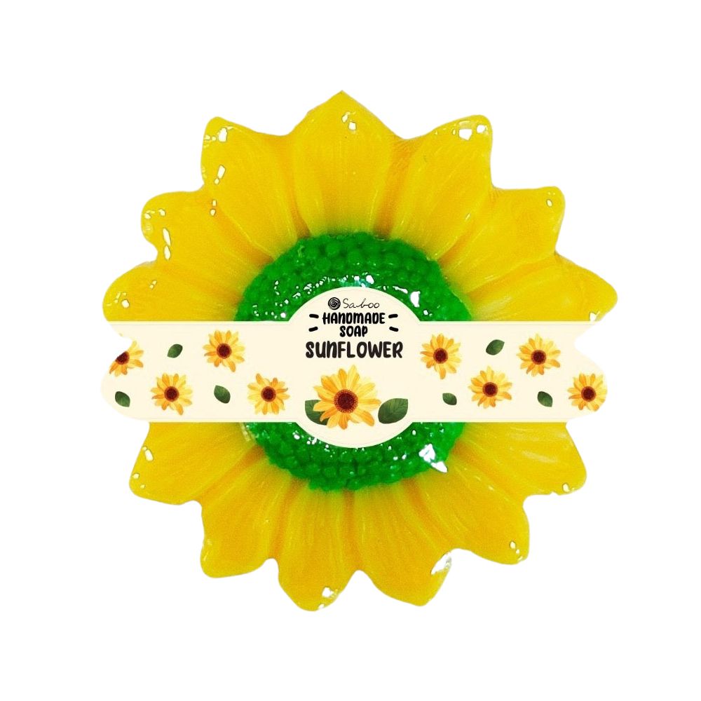 Seife in Sonnenblumenform. Gelbe Blütenblätter, grüner Kern. Aufschrift: Handmade Soap Sunflower. Mit Sonnenblumenmuster.