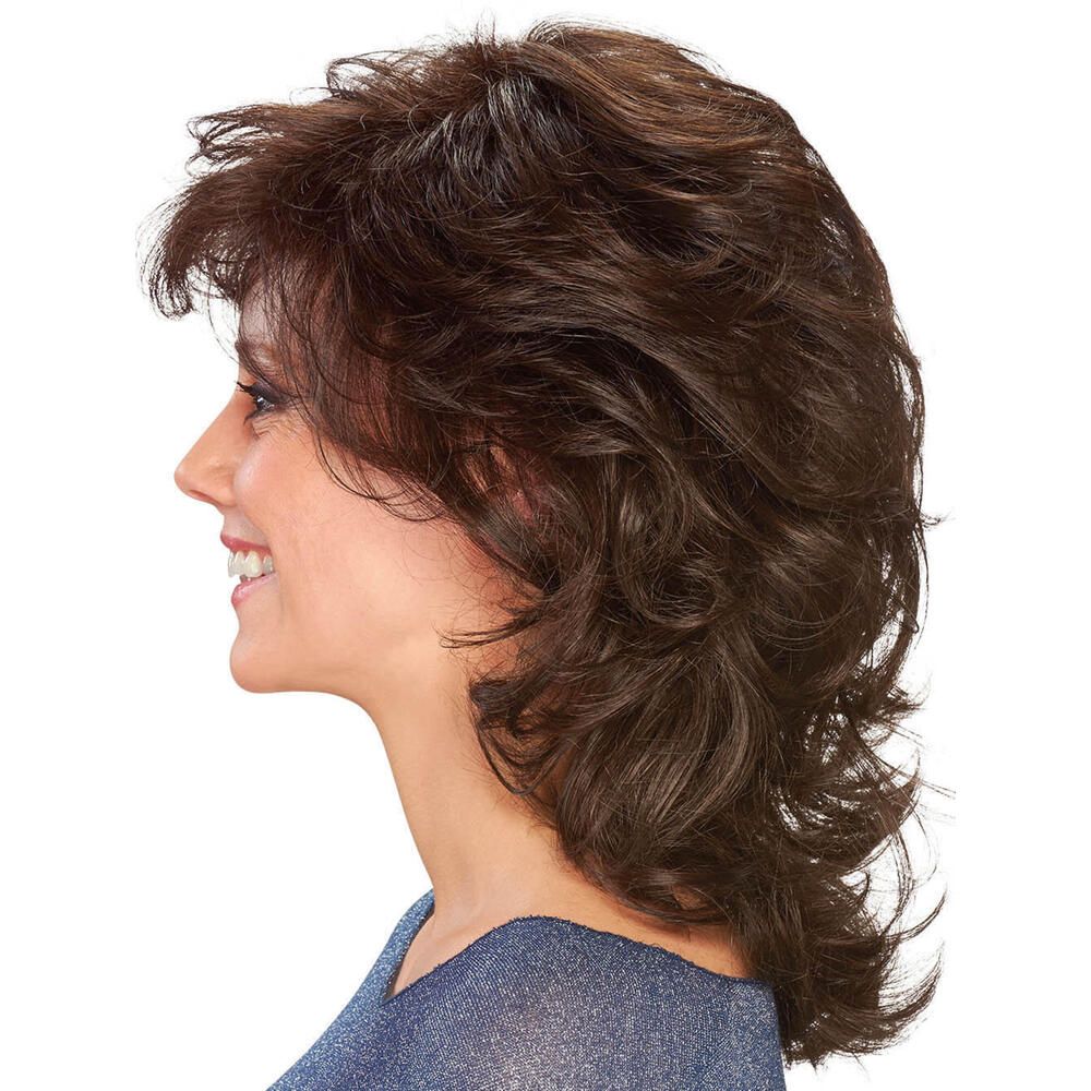 Perücke Gloria von Lofty. Braun, gewellt, mittellang. Frau mit Perücke, Seitenansicht.