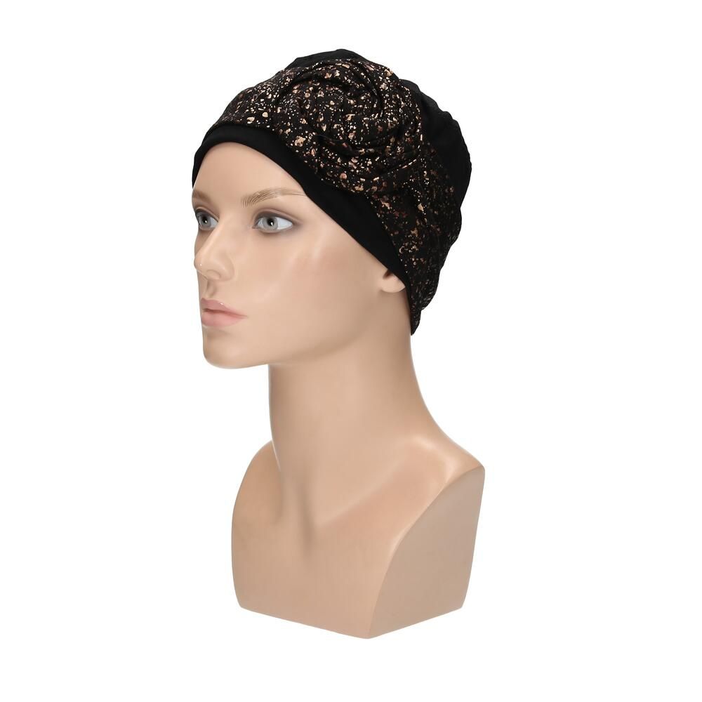 Schwarzer Turban mit goldfarbenem Muster auf einer Schaufensterpuppe. Seitenansicht.