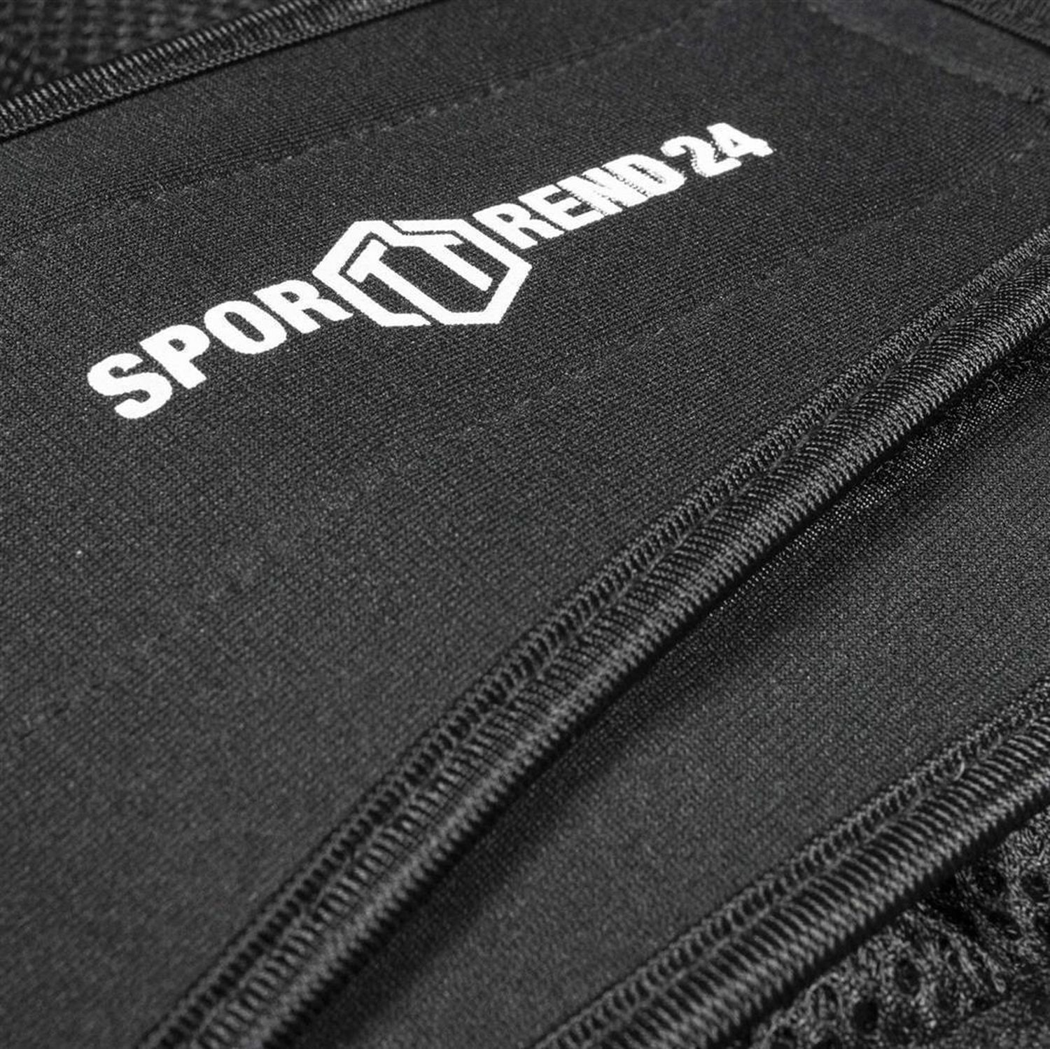 Nahaufnahme des Logos Sporttrend 24 auf schwarzem Stoff. Weißer Schriftzug und Logo.
