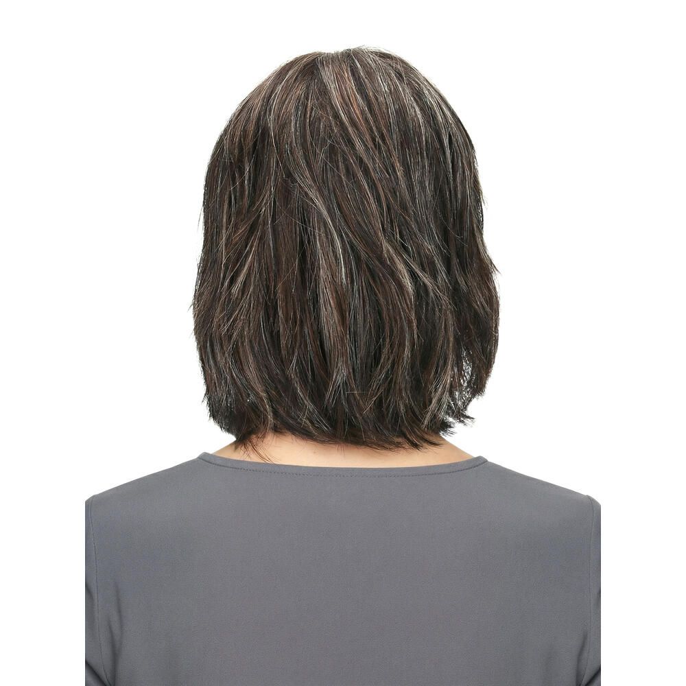 Rückansicht einer Frau mit Perücke. Dunkelbraunes Haar mit helleren Strähnen.