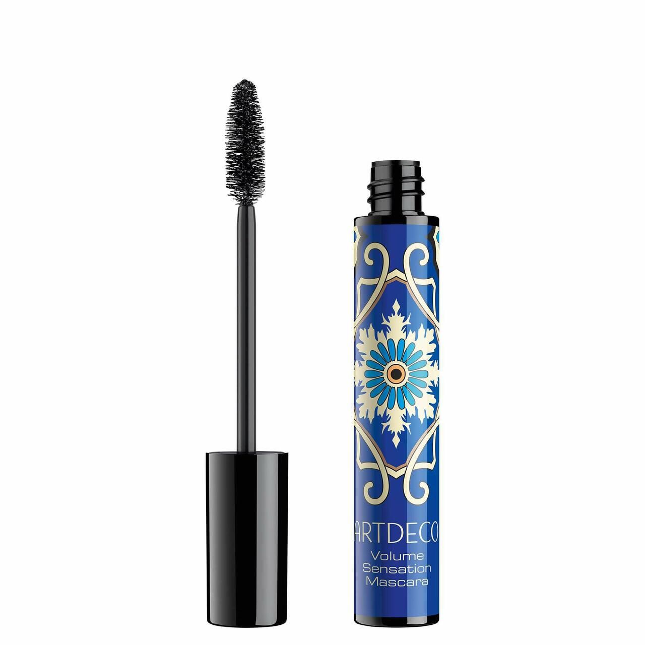 Artdeco Volume Sensation Mascara. Blaue Tube mit floralem Muster. Schwarze Bürste. Produktname und Marke sichtbar.