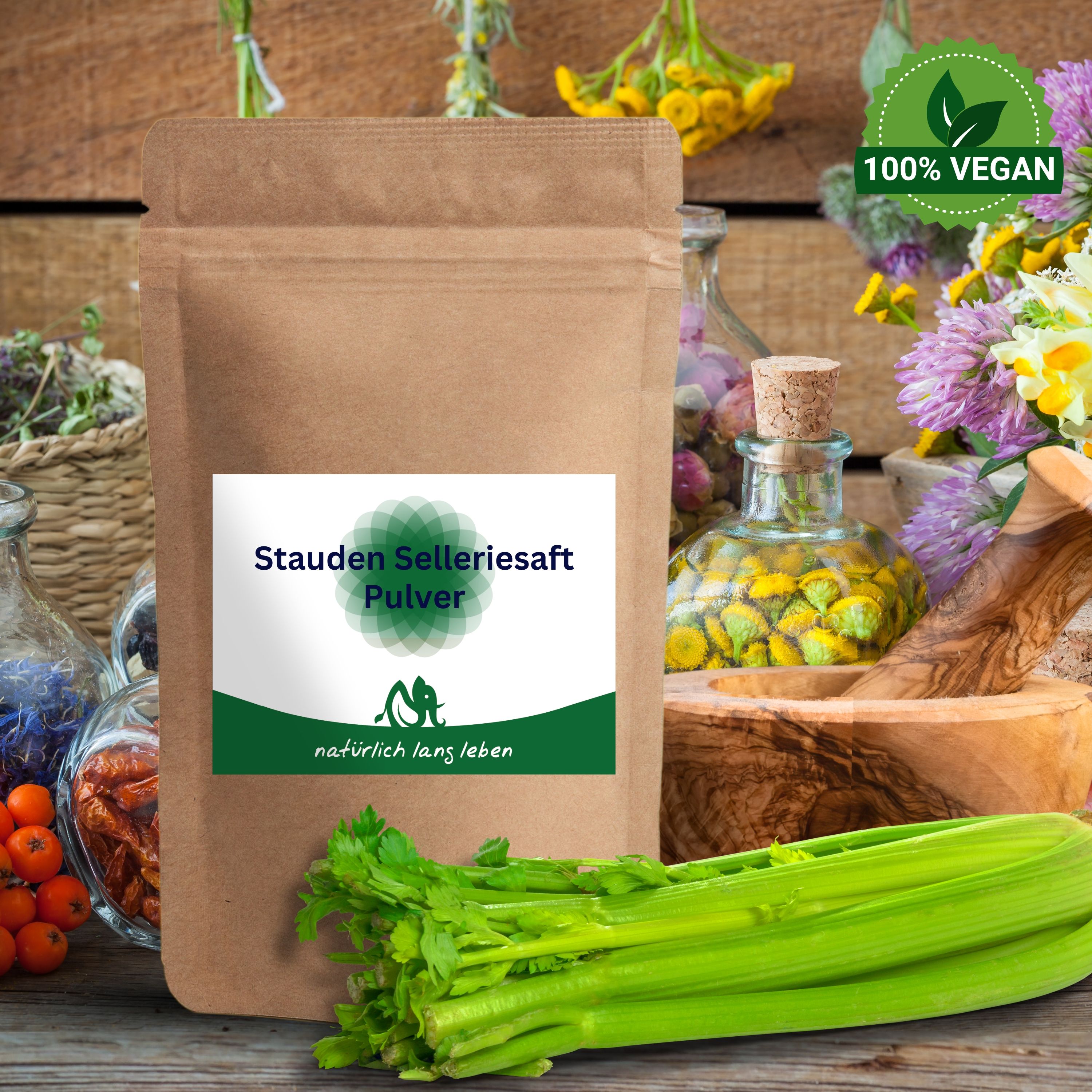 Braune Tüte mit Etikett und Sellerie. Etikett mit Produktnamen und Logo. Produktname: Stauden Selleriesaft Pulver. Logo: grünes Blatt-Design. 100% Vegan-Siegel.
