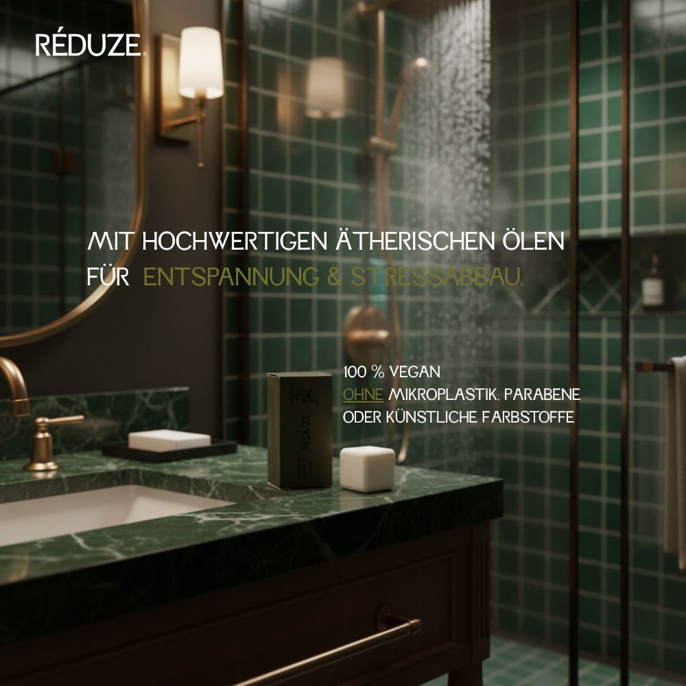 Badezimmer mit grünen Fliesen, Spiegel, Duschwürfel und Schachtel. Text: RÉDUZE, 100% vegan.