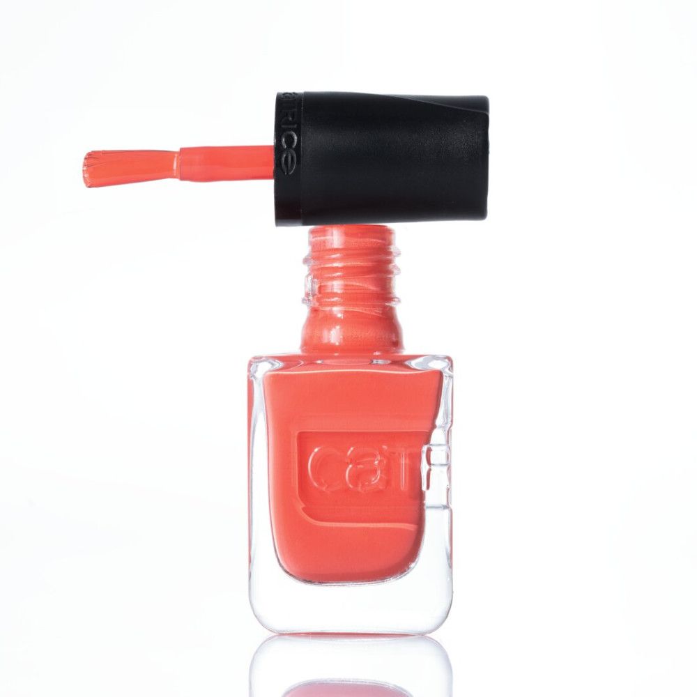 Orangefarbener Nagellack in einem rechteckigen Glasfläschchen mit schwarzem Deckel und Pinsel.