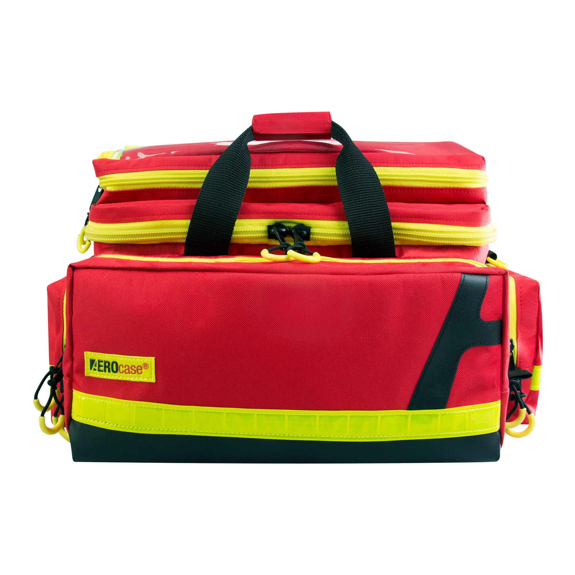 Rote Notfalltasche mit gelben Akzenten. Schwarze Griffe. AEROcase-Logo. Auf weißem Hintergrund.