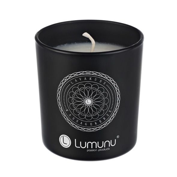 Schwarze Massagekerze mit Docht und weißem Wachs. Aufschrift: Lumunu. Kerze ohne Deckel.