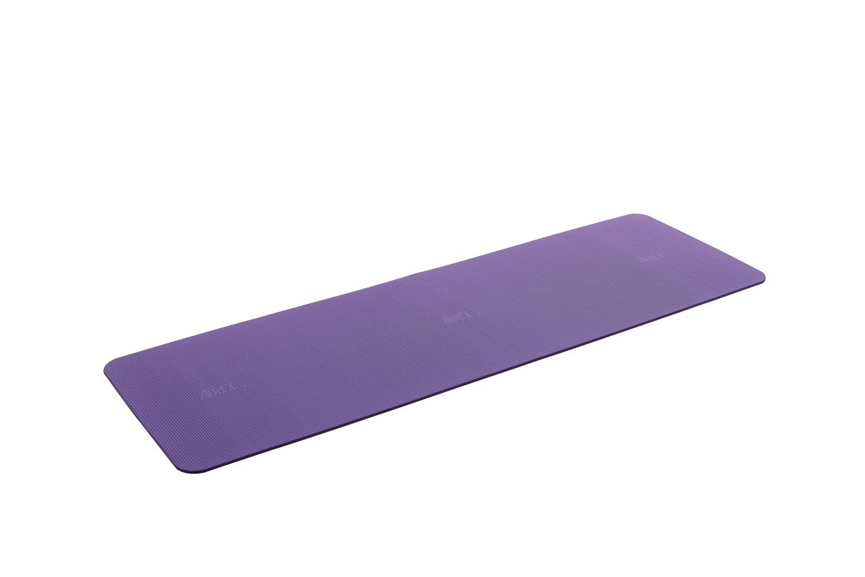 Violette Yogamatte, rechteckig mit abgerundeten Ecken. Auf der Matte sind Logos zu sehen.