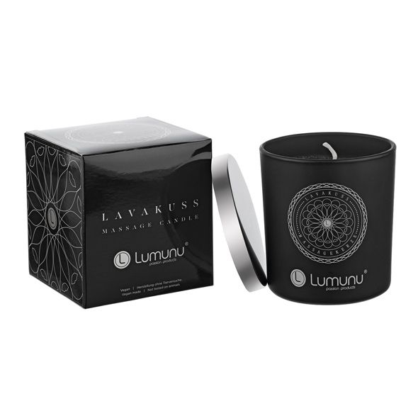 Schwarze Massagekerze mit Deckel und Verpackung. Aufschrift: Lavakuss, Lumunu. Deckel liegt daneben.