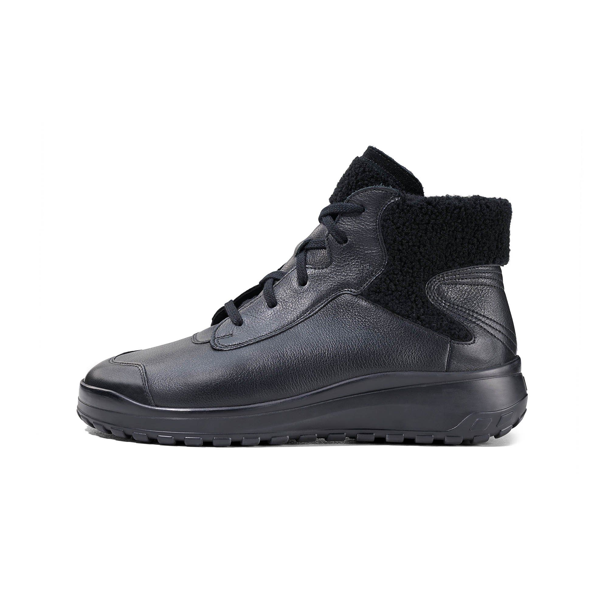 Schwarze Damen-Stiefelette aus Leder, Ansicht von oben mit Lammfellfutter.
