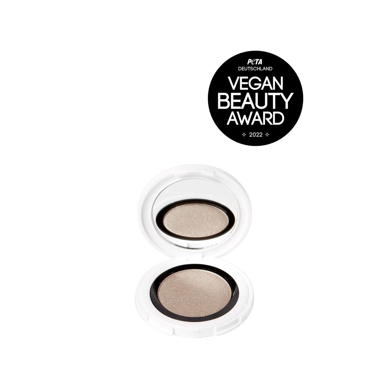 Runder, weißer Lidschatten-Behälter mit Spiegel. Vegan Beauty Award 2022-Logo. Der Lidschatten ist hellbraun.
