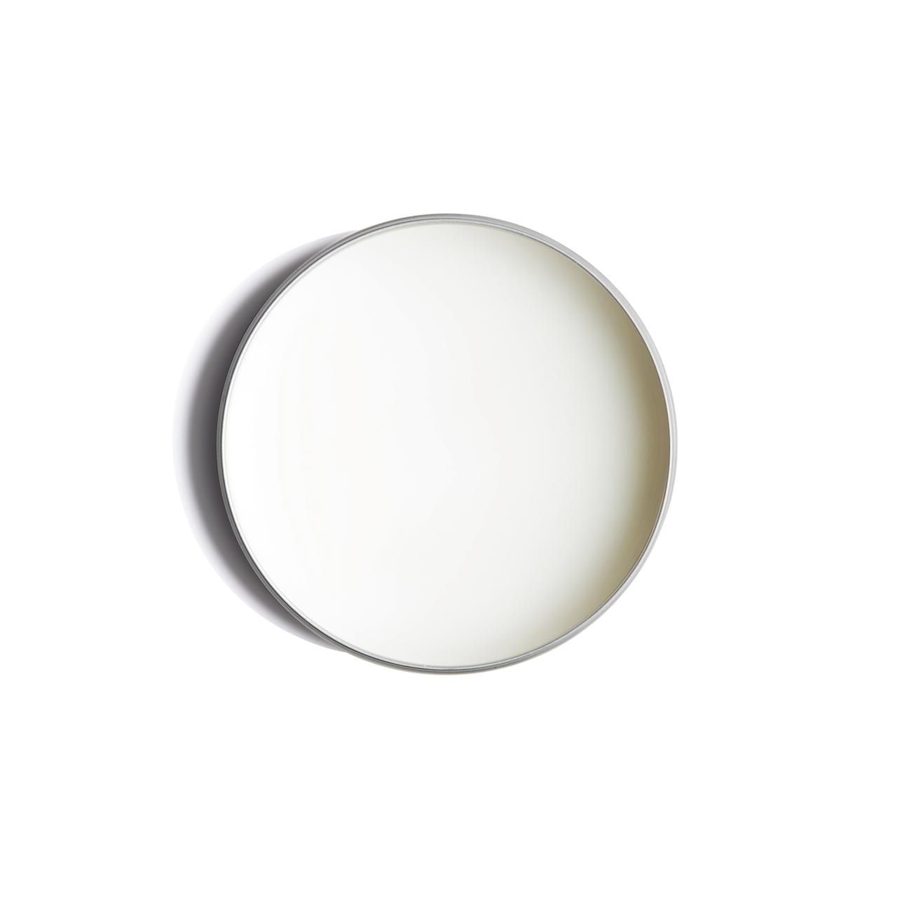 Runde, silberfarbene Dose mit cremiger, weißer Substanz. Deckel geöffnet. Produktansicht von oben.